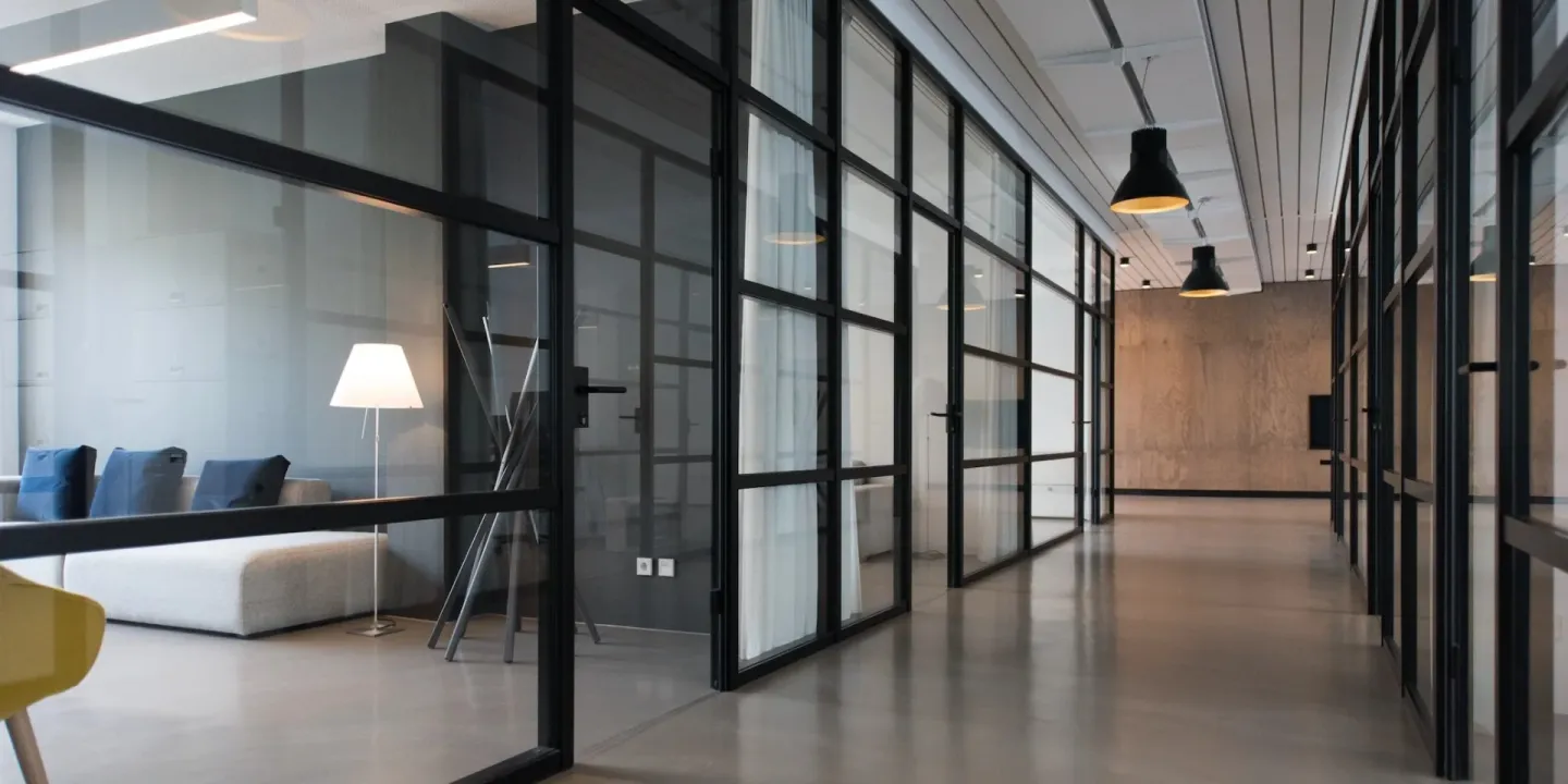 Kontorskorridor med glasväggar och undertak